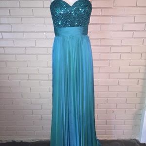 La Femme size 6 green evening gown